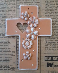 Keramický kríž s kvietkami a srdiečkami handmade keramika