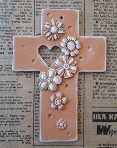Keramický kríž s kvietkami a srdiečkami handmade keramika