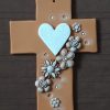 Keramický kríž s kvietkami a srdiečkami handmade keramika