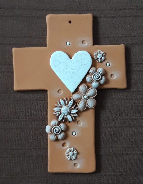 Keramický kríž s kvietkami a srdiečkami handmade keramika